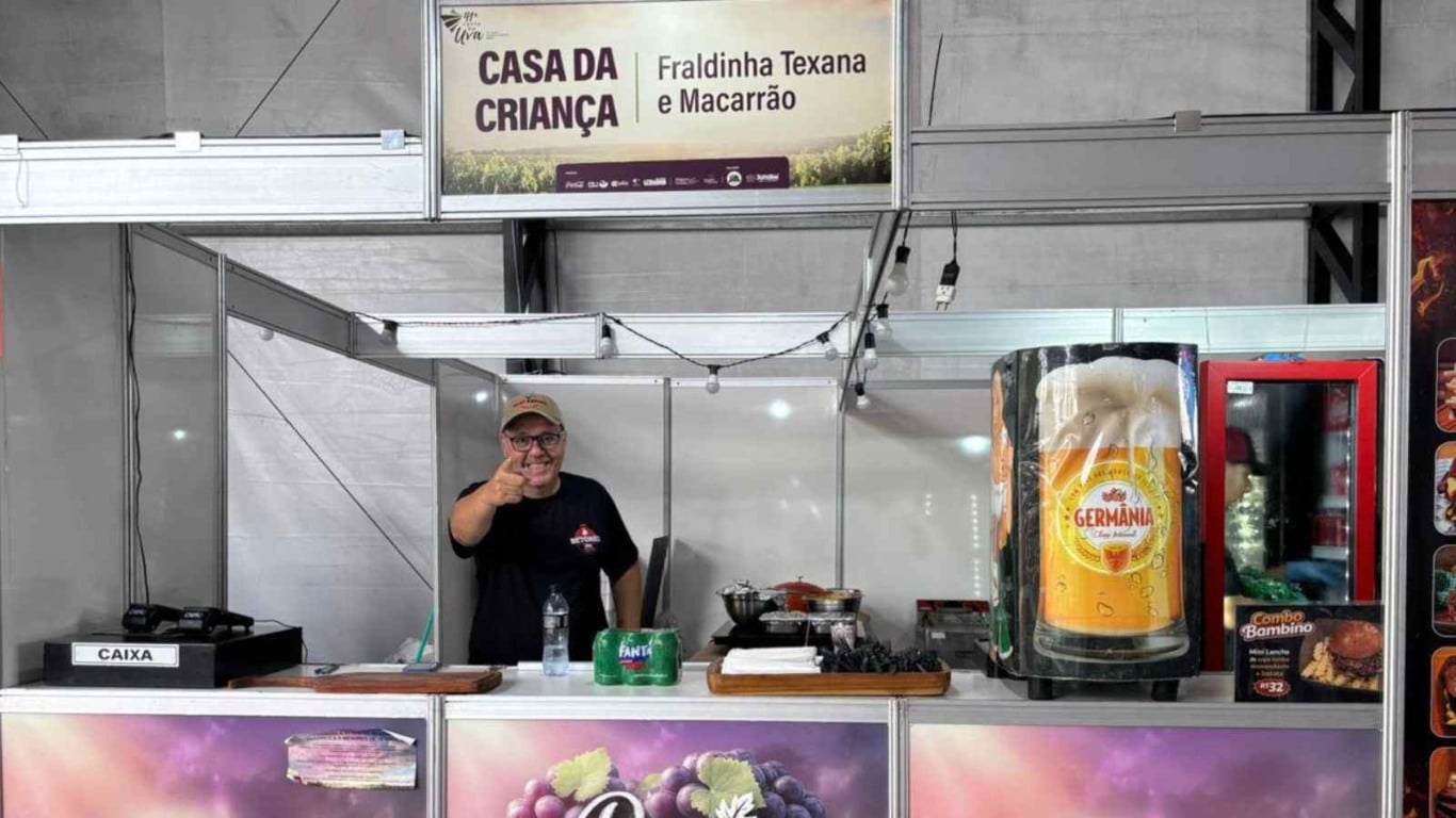 Estande da Casa da Criança com fraldinha texana e macarrão no Espaço Bambino. Estande da Casa da Criança com fraldinha texana e macarrão no Espaço Bambino.