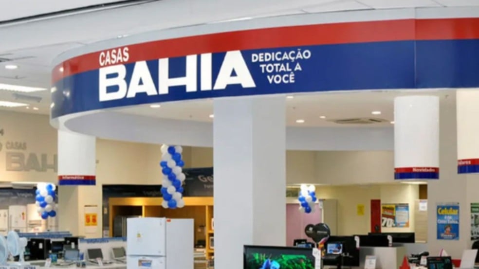 Interior de loja das Casas Bahia com fachada interna da marca e exposição de eletrodomésticos e eletrônicos. Interior de loja das Casas Bahia com fachada interna da marca e exposição de eletrodomésticos e eletrônicos.