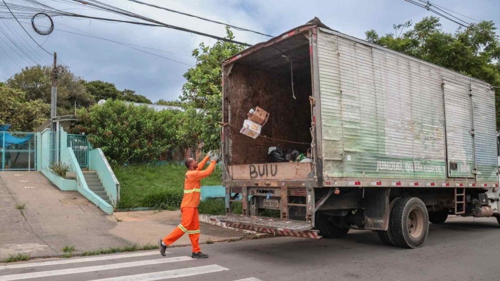 Funcionário da limpeza urbana coleta resíduos e os deposita em caminhão do Programa Cata-Treco em rua de bairro de Jundiaí. Funcionário da limpeza urbana coleta resíduos e os deposita em caminhão do Programa Cata-Treco em rua de bairro de Jundiaí.