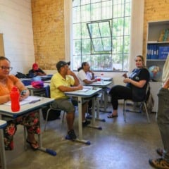Alunos adultos participam de aula no Centro Municipal de Educa&ccedil;&atilde;o de Jovens e Adultos (CMEJA), em Jundia&iacute;, com professor em sala de aula.