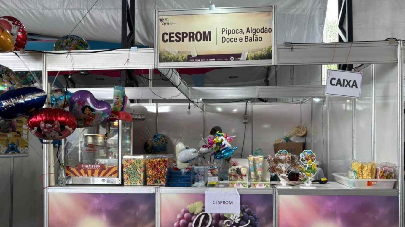 Estande da CESPROM com pipoca, algodão-doce e doces no Espaço Bambino da Festa da Uva. Estande da CESPROM com pipoca, algodão-doce e doces no Espaço Bambino da Festa da Uva.
