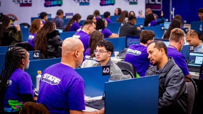 Candidatos participam de processo seletivo do CIEE em ambiente organizado, com atendimento individual em computadores numerados.