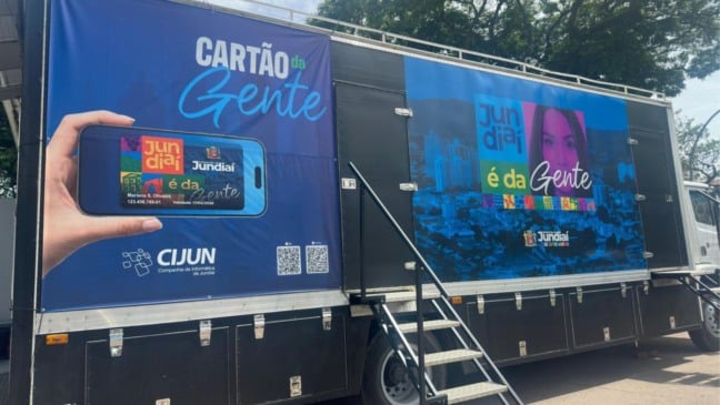 Unidade móvel da CIJUN com identidade visual do Cartão da Gente instalada no Parque da Uva durante a Festa da Uva de Jundiaí.