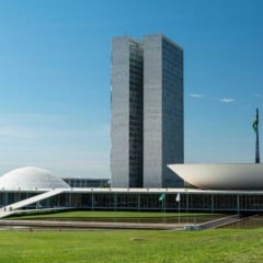 Congresso Nacional, em Bras&iacute;lia, com as torres da C&acirc;mara dos Deputados e do Senado e as c&uacute;pulas dos plen&aacute;rios em destaque.