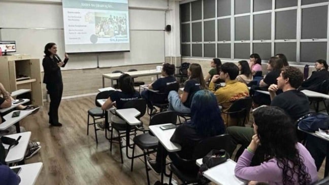 Aula do Projeto Sirius com estudantes acompanhando explicação em sala da Faculdade de Medicina de Jundiaí.