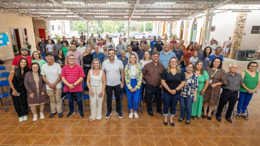 Moradores do Ivoturucaia posam com autoridades municipais durante cerimônia de entrega de matrículas de imóveis em Jundiaí. Moradores do Ivoturucaia posam com autoridades municipais durante cerimônia de entrega de matrículas de imóveis em Jundiaí.