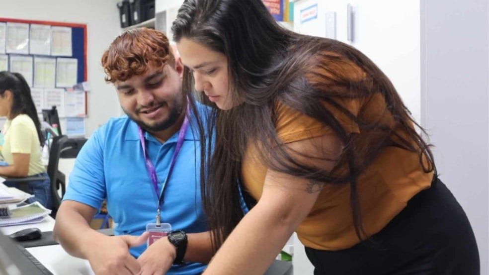 Estagiários de Pedagogia atuam junto à coordenação pedagógica em ambiente escolar, analisando materiais e rotinas administrativas. Estagiários de Pedagogia atuam junto à coordenação pedagógica em ambiente escolar, analisando materiais e rotinas administrativas.