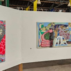 Obras da exposi&ccedil;&atilde;o &ldquo;Bifurca&ccedil;&otilde;es Extravagantes&rdquo;, de Lima Bo, expostas no Espa&ccedil;o Expressa de Jundia&iacute;, com pinturas coloridas em parede branca.