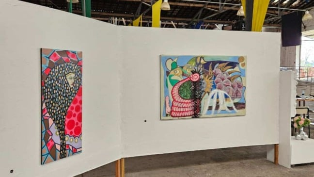 Obras da exposição “Bifurcações Extravagantes”, de Lima Bo, expostas no Espaço Expressa de Jundiaí, com pinturas coloridas em parede branca.