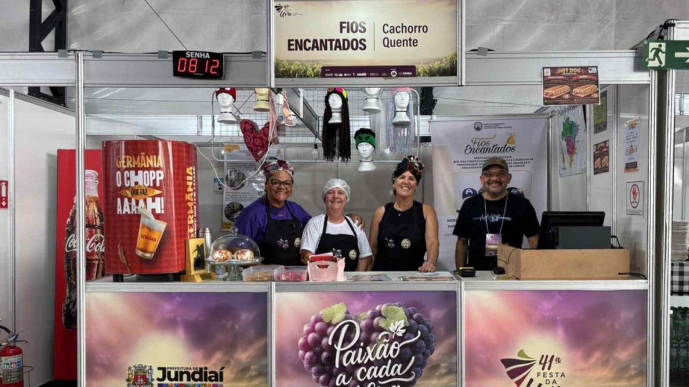 Estande Fios Encantados com cachorro-quente no Espaço Bambino da Festa da Uva de Jundiaí. Estande Fios Encantados com cachorro-quente no Espaço Bambino da Festa da Uva de Jundiaí.