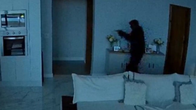 Criminoso encapuzado e armado circula dentro de uma casa em Jundiaí, em imagem registrada por câmera de segurança durante furto.