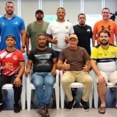 Dirigentes, autoridades e representantes de clubes posam ap&oacute;s reuni&atilde;o que definiu o formato da Copa Circuito das Frutas de Futebol na regi&atilde;o de Jundia&iacute;.