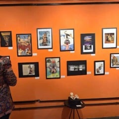 Visitante observa exposi&ccedil;&atilde;o de colagens anal&oacute;gicas na parede expositiva da N&uacute;cleo Nascem Galeria de Arte, em Jundia&iacute;.