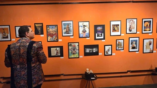 Visitante observa exposição de colagens analógicas na parede expositiva da Núcleo Nascem Galeria de Arte, em Jundiaí.