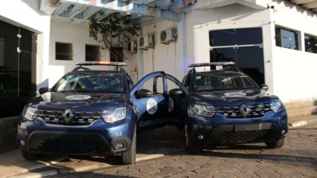 Viaturas da Guarda Civil Municipal de Jarinu estacionadas em frente a prédio público, com identificação oficial e luzes de emergência no teto.