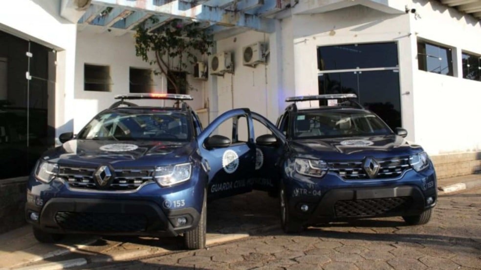 Viaturas da Guarda Civil Municipal de Jarinu estacionadas em frente a prédio público, com identificação oficial e luzes de emergência no teto. Viaturas da Guarda Civil Municipal de Jarinu estacionadas em frente a prédio público, com identificação oficial e luzes de emergência no teto.