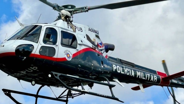 Helicóptero Águia da Polícia Militar de São Paulo em voo, utilizado em resgate de emergência para transporte de vítima em estado grave.