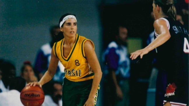Magic Paula, da seleção brasileira feminina de basquete, conduz a bola durante partida internacional contra o Canadá.