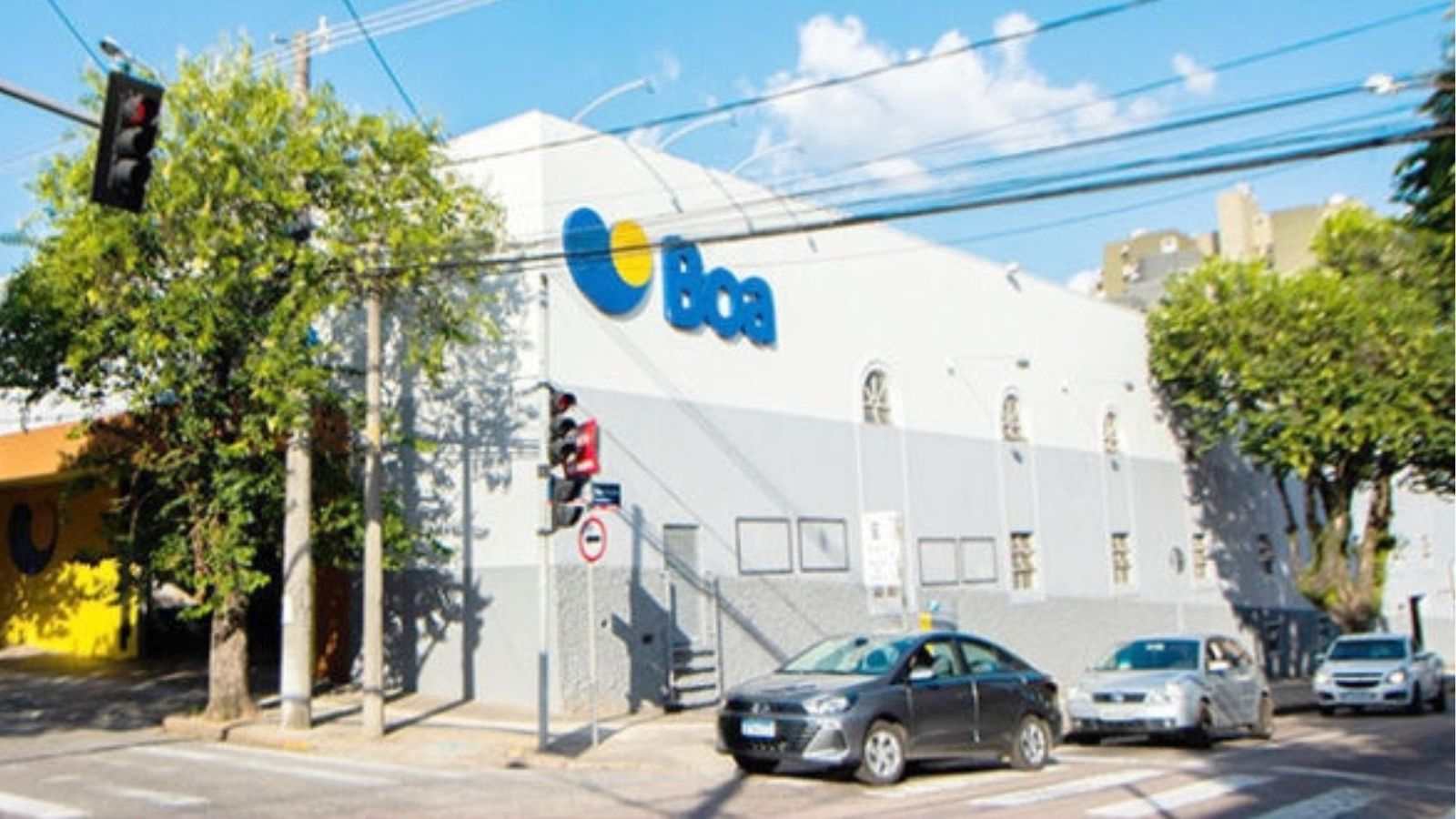 Fachada de um supermercado Boa