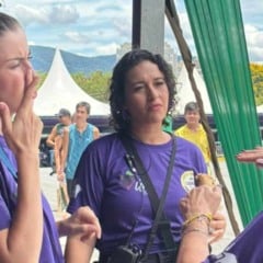 Int&eacute;rpretes de Libras atendem visitantes durante a Festa da Uva, garantindo comunica&ccedil;&atilde;o acess&iacute;vel no evento.