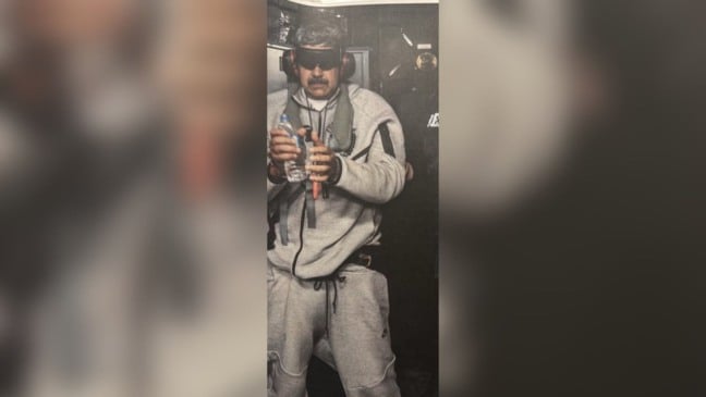 Nicolás Maduro vendado e aparentemente algemado em navio dos EUA após captura, segurando garrafa de água