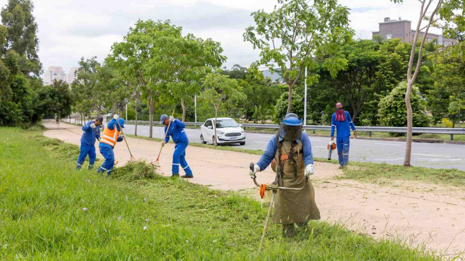 Equipes de zeladoria trabalhando em Jundiaí