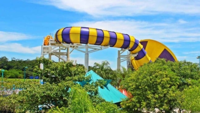 Toboágua amarelo e roxo do parque aquático Wet’n Wild, em Itupeva, onde ocorreu o acidente que resultou na morte de um funcionário.