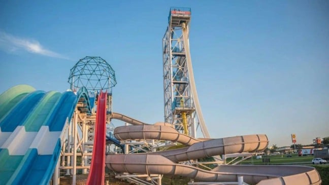 Brinquedos do parque aquático Wet’n Wild, em Itupeva, com toboáguas altos e estruturas metálicas vistas durante o dia.