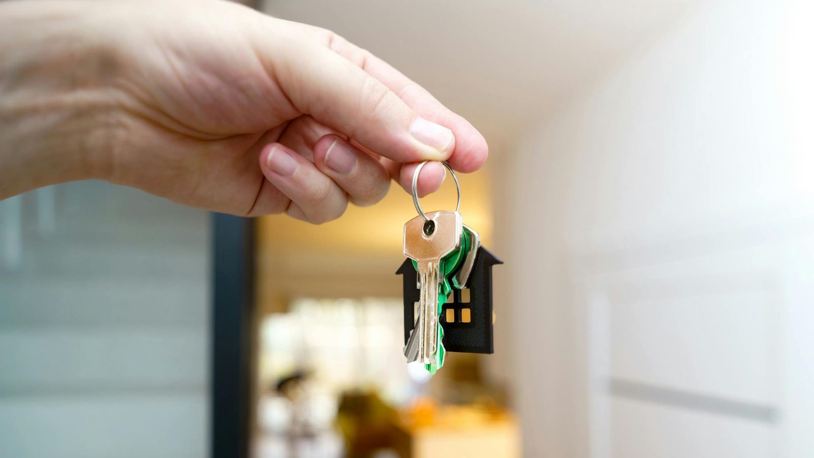Pessoa segurando chaves de casa
