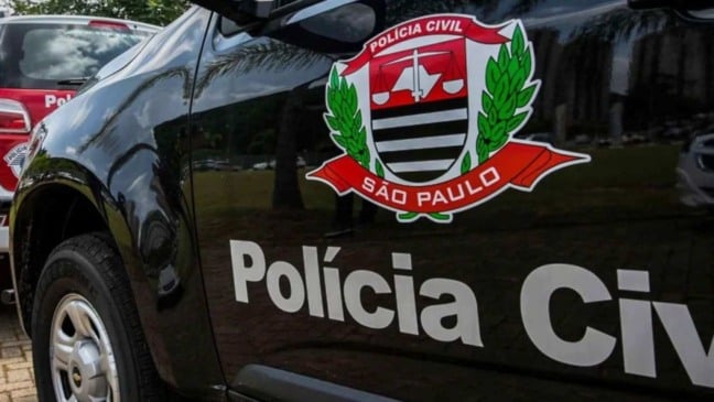 Viatura da Polícia Civil de São Paulo com brasão oficial na lateral durante ação policial.