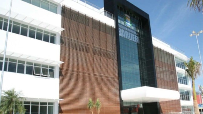 Fachada da Prefeitura de Barueri, em São Paulo, sede da administração municipal onde é realizado o concurso público com vagas abertas.