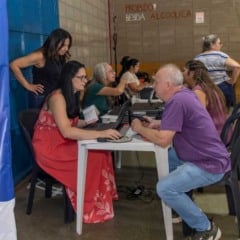 Moradores recebem atendimento de servi&ccedil;os p&uacute;blicos durante o programa Prefeitura na &Aacute;rea, em Jundia&iacute;.