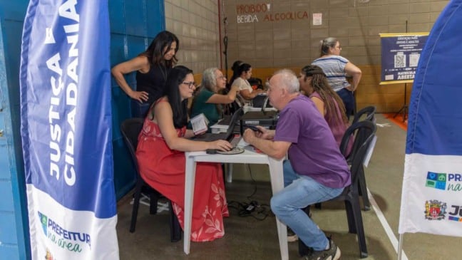 Moradores recebem atendimento de serviços públicos durante o programa Prefeitura na Área, em Jundiaí.