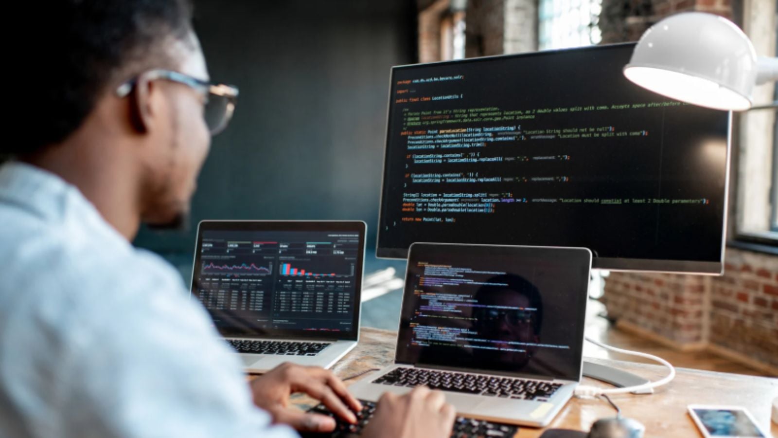 Profissional de TI trabalhando remotamente