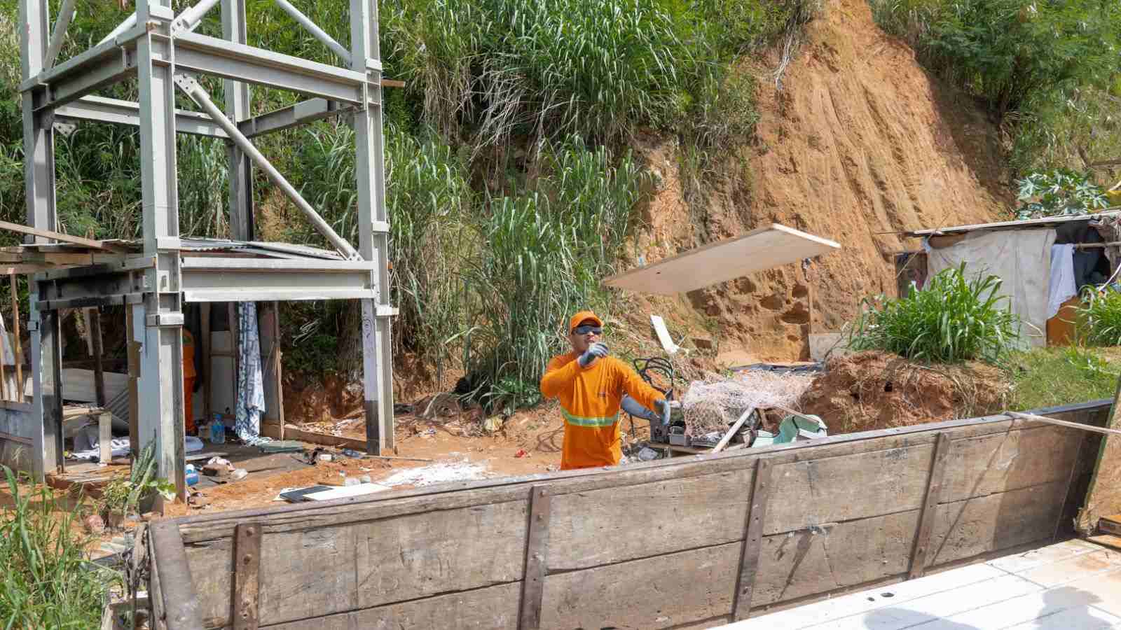Equipe de limpeza atuando em terreno no Jardim São Camilo