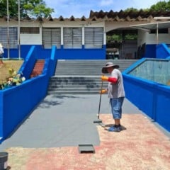 Funcion&aacute;rio pinta rampa de acesso em escola municipal de Jundia&iacute; durante servi&ccedil;os de manuten&ccedil;&atilde;o e revitaliza&ccedil;&atilde;o do espa&ccedil;o escolar.