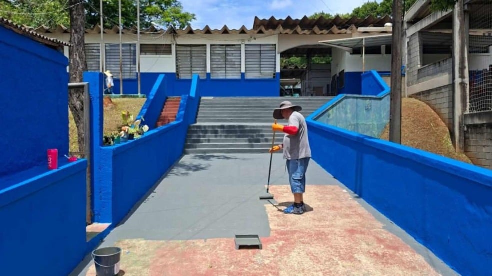 Funcionário pinta rampa de acesso em escola municipal de Jundiaí durante serviços de manutenção e revitalização do espaço escolar. Funcionário pinta rampa de acesso em escola municipal de Jundiaí durante serviços de manutenção e revitalização do espaço escolar.