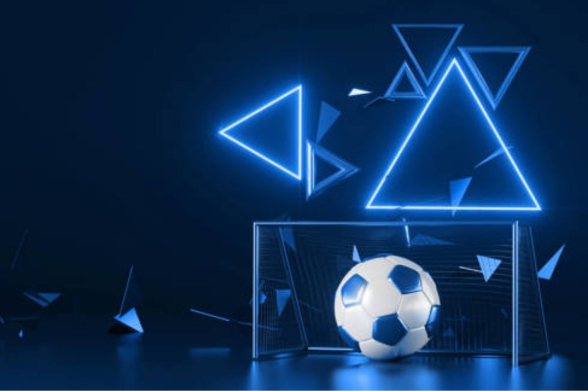 Bola de futebol em frente ao gol com gráficos geométricos e luzes azuis representando análise de dados, tecnologia e apostas esportivas no futebol. Bola de futebol em frente ao gol com gráficos geométricos e luzes azuis representando análise de dados, tecnologia e apostas esportivas no futebol.