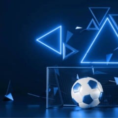 Bola de futebol em frente ao gol com gr&aacute;ficos geom&eacute;tricos e luzes azuis representando an&aacute;lise de dados, tecnologia e apostas esportivas no futebol.