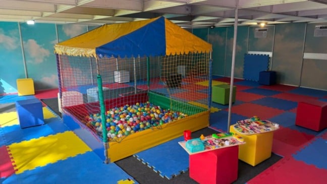 Sala Multissensorial da Festa da Uva de Jundiaí com piscina de bolinhas, brinquedos sensoriais e piso colorido para acolher pessoas neurodivergentes.
