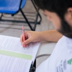 Estudante faz prova escrita em sala de aula, representando o acesso ao ensino superior por meio do Sisu.