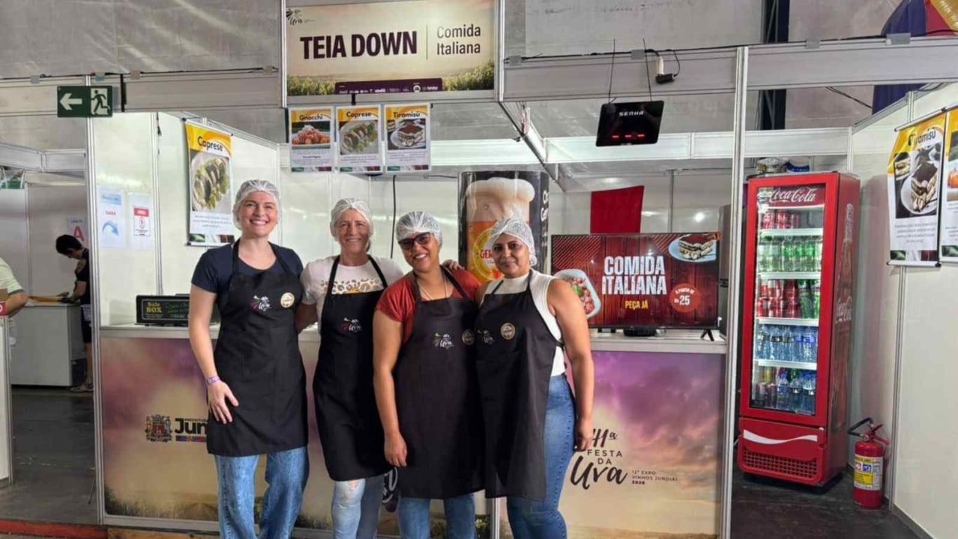 Estande da Teia Down com comida italiana no Espaço Bambino da Festa da Uva. Estande da Teia Down com comida italiana no Espaço Bambino da Festa da Uva.