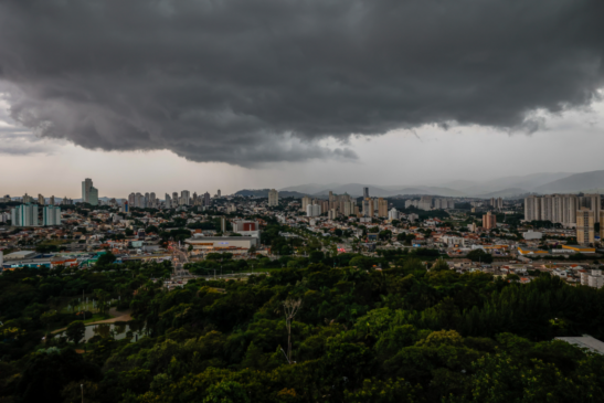 Panorama de Jundiaí com nuvens escuras e céu fechado durante período de chuvas intensas.