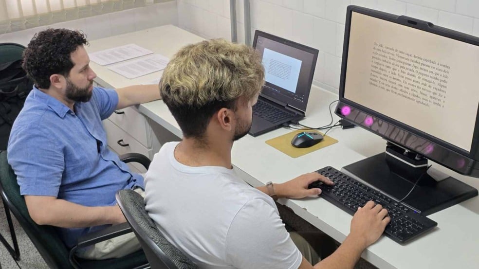 Participante realiza teste de rastreamento ocular em computador, enquanto pesquisador acompanha o experimento em laboratório da Faculdade de Medicina de Jundiaí. Participante realiza teste de rastreamento ocular em computador, enquanto pesquisador acompanha o experimento em laboratório da Faculdade de Medicina de Jundiaí.