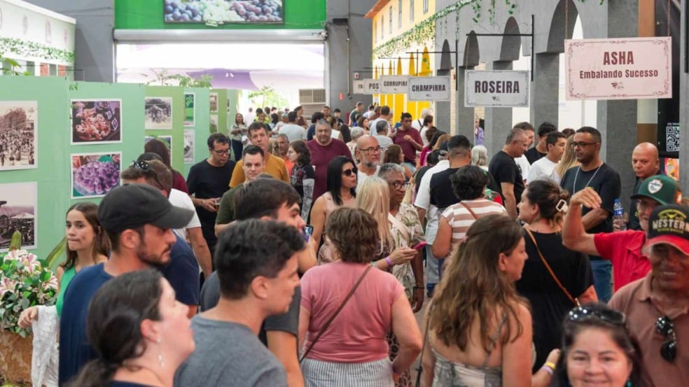 Público caminha entre estandes de produtores rurais no Espaço Uva Niágara Rosada durante a Festa da Uva de Jundiaí, com grande movimentação de visitantes. Público caminha entre estandes de produtores rurais no Espaço Uva Niágara Rosada durante a Festa da Uva de Jundiaí, com grande movimentação de visitantes.