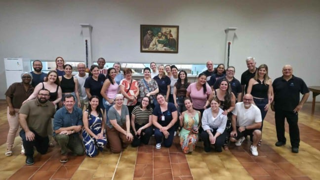 Grupo de voluntários do Hospital São Vicente de Paulo reunido em treinamento para atuar na barraca solidária da Festa da Uva de Jundiaí.
