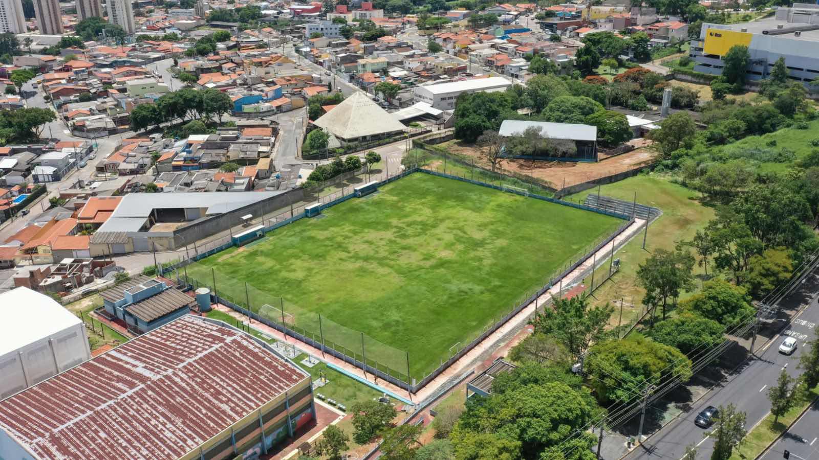 Obras de drenagem no CECE Antônio de Lima