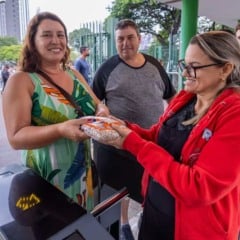 Visitante doa alimento n&atilde;o perec&iacute;vel na entrada do Parque da Uva durante a Festa da Uva 2026 em Jundia&iacute;.