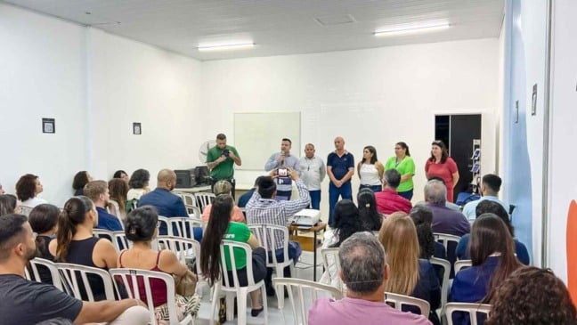 Empreendedores participam do 8º Encontro de Empreendedores no Facilita, em Várzea Paulista, durante apresentação com representantes do poder público.