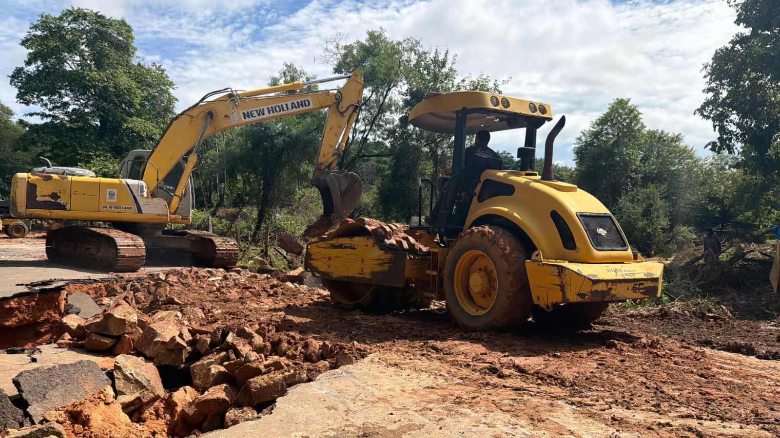 Equipes da Prefeitura de Itupeva trabalhando na Rua Augusto Cavadini